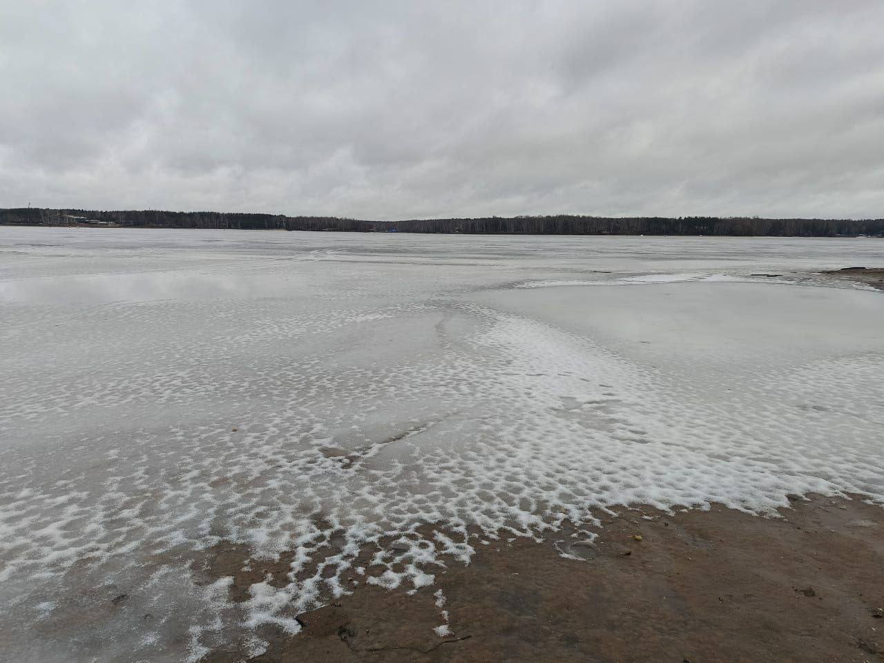 В Мытищах ежедневно проверяют толщину льда на водоемах  По состоянию на 6 марта на Пяловском водохранилище толщина льда составляет 18-20 см. Выход на него запрещен из-за неустойчивых температур. Чтобы уберечь местных жителей от несчастных случаев, рядом с опасными участками размещают знаки «Запрещено выходить на лед». Информацию о их местоположении можно найти по ссылке.  Будьте предельно внимательны и осторожны вблизи водоемов, не выходите на лед! В случае возникновения чрезвычайной ситуации на воде звоните по номеру 112.  #мытищи_новости