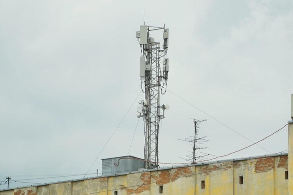 Шесть тысяч абонентов в Херсонской области подключат к IP-телефонии Систему IP-телефонии планируют выстроить в Херсонской области для органов власти. К ней собираются подключить около шести тысяч абонентов из числа представителей органов власти – региональной и муниципальной. - Проект региональной межведомственной телефонной связи на базе IP-телефонии создается в интересах органов публичной власти – региональных, муниципальных и федеральных органов исполнительной власти, которые находятся на территории Херсонской области. Мы планируем подключить к этой сети около шести тысяч абонентов, чтобы обеспечить органы власти стабильным управлением по надежным каналам связи, - сообщил «Херсонскому агентству новостей» региональный министр цифрового развития области Никита Бородин. Проект уже начал осуществляться. К системе успели подключить не менее 250 абонентов, в том числе главы муниципалитетов Херсонской области, которые могут устойчиво и безопасно общаться в этой сети.