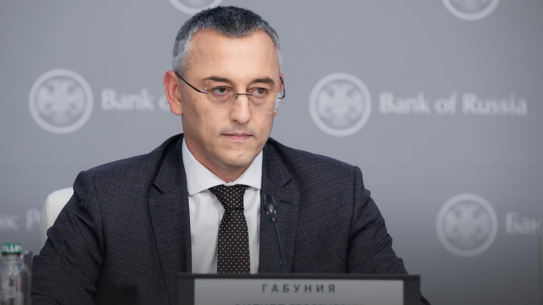 Филипп Габуния, заместитель председателя ЦБ РФ: На рынке жилья накапливаются новые риски: желая сохранить объем продаж, застройщики массово предоставляют гражданам рассрочку. Продажи в рассрочку могут нести риски для покупателей, особенно если рассрочка выдается на 10 лет и гражданам с высокой долговой нагрузкой. На 1 апреля долг покупателей по рассрочке мы оцениваем как минимум в 1 трлн рублей, и это почти вдвое больше, чем год назад. Учитывая это, мы рекомендуем банкам внимательнее оценивать риски по проектам, в которых значительная часть продаж приходится на рассрочку. На наш взгляд, стимулирование роста продаж за счет непрозрачных схем несет повышенные риски. В будущем мы учтем этот фактор напрямую в регулировании резервов по проектному финансированию. Мы будем смотреть на то, как это влияет на сами проекты, на их устойчивость, и будем рекомендовать банкам и даже имплементировать в регулировании учет этого фактора при формировании резервов на проектах, где такая доля будет значимой. Если проект несет в себе значимую долю продаж, которые по факту не оплаченные, соответственно, это предполагает и большие риски для банка при финансировании такого проекта. Конкретные параметры будут озвучены в относительно короткие сроки. #расрочка #недвижимость #цбрф