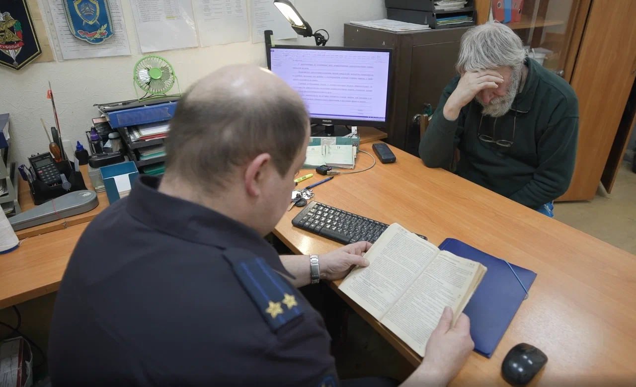 В Петербурге задержали организатора финпирамиды скрывавшегося 12 лет В Северной столице завершили расследование дела в отношении 72 летнего организатора крупной финансовой пирамиды начала 2000 х годов По версии следствия он вместе с сообщниками создал акционерное общество обманывая граждан обещаниями инвестиций в строительство и земельные проекты За два года злоумышленники похитили более 101 млн рублей у 479 пострадавших из России и стран ближнего зарубежья В 2016 году восемь участников аферы осудили а ее руководитель скрылся и жил по поддельному паспорту находясь в международном розыске 12 лет В декабре 2024 года его задержали сотрудники уголовного розыска Обвиняемый признал вину Подробности тут ГУ МВД России по Санкт Петербургу и Ленобласти