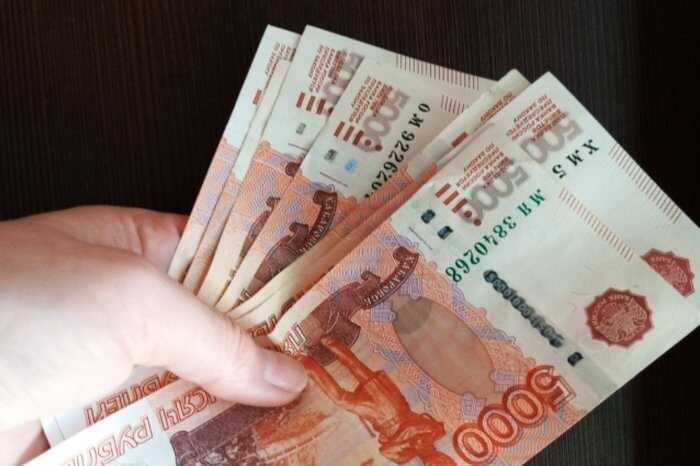 Топ-менеджеры Элемента сорвали куш: премии в 11 раз выше окладов — почти 400 миллионов за год В то время как обычные сотрудники микроэлектронного холдинга «Элемент» из госкорпорации «Ростех» получают стандартные зарплаты, его топ-руководство устроило себе настоящую премиальную вакханалию. По официальным данным бухгалтерской отчетности, опубликованной в системе СПАРК-Интерфакс, четыре ключевых фигуры компании — президент Илья Иванцов и трое вице-президентов, включая Вадима Баланина, Олега Хазова и Михаила Котлякова — получили за 2024 год почти 400 миллионов рублей бонусов. Это в 11 раз превышает показатели предыдущего года, когда премии составили всего 34,4 миллиона. При этом сумма бонусов почти в шесть раз больше основного оклада руководства: общая зарплата топов за год — 61,8 миллиона рублей. Получается, что за каждый рубль оклада они получили почти 6 рублей сверху в виде премий. Индустриальные эксперты называют такую щедрость аномалией, особенно на фоне скромных результатов и кризисных настроений в экономике. Отметим, что выплаченные премии «Элемента» составляют около 0,9% от годовой выручки холдинга. На фоне масштабных социальных и производственных вызовов, а также необходимости инвестиций в развитие и модернизацию, эти цифры выглядят циничным пренебрежением к интересам компании и общества. Очевидно, что в структуре управления «Элементом» сложилась система, при которой вознаграждения топов не зависят от реальных достижений, а скорее отражают закрытые договорённости и лоббирование собственных интересов. В условиях госкорпорации, призванной служить национальным целям, подобные разрывы между доходами руководства и реальным вкладом в развитие отрасли вызывают вопросы к эффективности и прозрачности управления. Пока страна борется с экономическими вызовами, топы «Элемента» без всякой стеснительности переписывают правила игры в свою пользу, демонстрируя, как в госсекторе можно накапливать миллиарды премий, игнорируя общественные ожидания и здоровый смысл. Источник: КГБ-НКВД