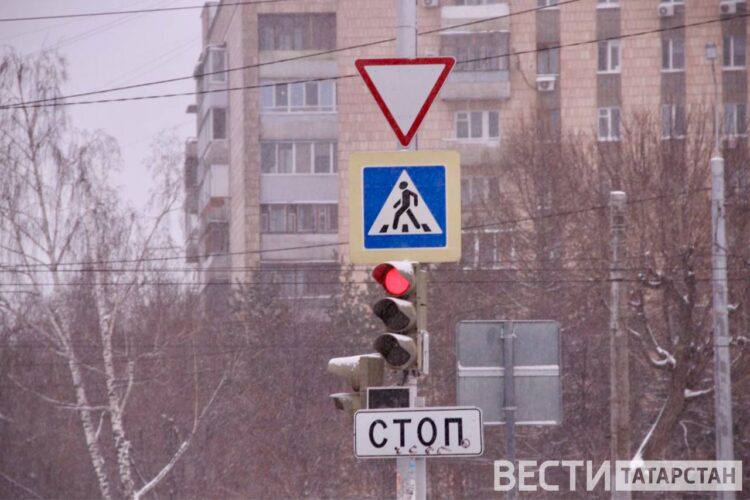 В Казани за январь на дорогах из за проезда на красный свет пострадали 20 человек В Казани за январь в результате проезда на красный свет пострадали 20 человек Такие данные приводит городская Госавтоинспекция Только за прошедшие сутки в городе произошло четыре ДТП с пострадавшими В трёх случаях водители по предварительным данным проигнорировали запрещающий сигнал светофора Подробности на сайте Подписаться Сообщить новость   Вести Татарстан в MAX