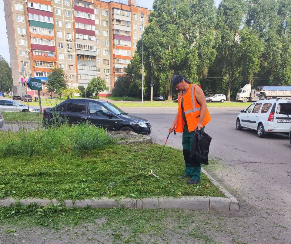 Чистоту в Курске наводят 106 человек Из них 62 специалиста и 55 машин чистят дороги, ещё 42 рабочих и 12 единиц техники — общественные пространства города. По информации комитета ЖКХ, подрядные организации убирают мусор, пыль и грязь с проезжей части, тротуаров, остановок общественного транспорта и прилегающих территорий. Также они моют поверхности и стригут газон. Согласно данным комитета городского хозяйства, специалисты приводят в порядок парки, скверы, спортивные и детские площадки: опустошают урны, собирают мусор с дорожек и зелёных зон. Фото: администрация города Курска.