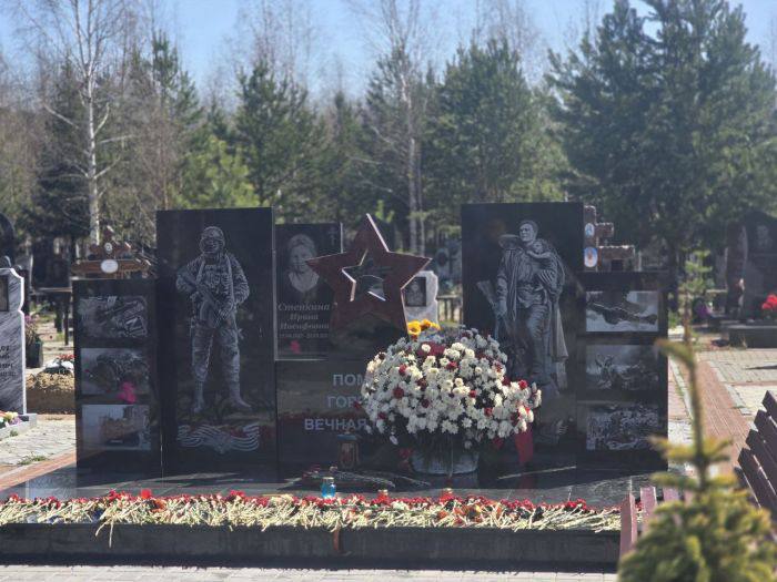 В Сургуте начали благоустройство Чернореченского кладбища В Сургуте приступили к благоустройству территории Чернореченского кладбища. Особое внимание будет уделено Аллее воинских захоронений. В рамках работ в секторе № 13 запланированы укладка плитки, устройство пешеходных дорожек между захоронениями, а также создание специальной зоны памяти для возложения цветов. Об этом рассказали в пресс-службе городской администрации. «Добавлю, также на регулярной основе производится уход за местами захоронений участников Великой Отечественной войны, чьи близкие и родственники не имеют возможности сделать это самостоятельно», – отметил директор МКУ «Ритуал» Игорь Фурив. Одновременно на кладбище проводится капитальный ремонт здания крематория, введенного в эксплуатацию в 2005 году. По информации подрядчика, с 5 мая ведется демонтаж старой облицовки и оштукатуривание фасада. В дальнейшем будет установлена новая подвесная система с керамогранитом и обновлена входная группа. Завершение работ запланировано на август. Также на территории кладбища установят три теплых туалетных модуля, в том числе для маломобильных граждан. По словам мэрии, места размещения выбраны с учетом удобства передвижения посетителей и возможностью подъезда транспорта. ___________ Siapress.ru