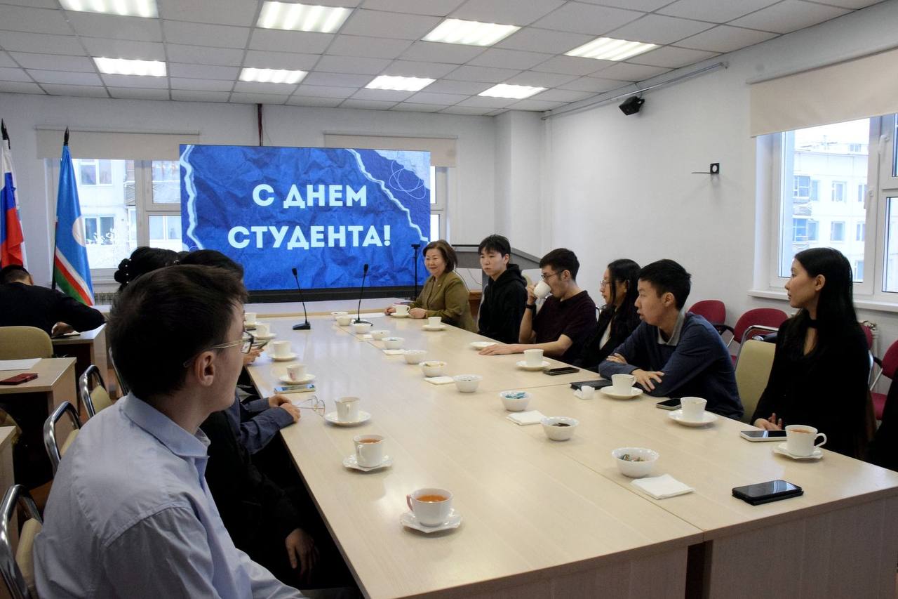 В АГУИККИ строят систему для молодых учёных и креаторов В Арктическом государственном институте искусств культуры и креативных индустрий АГУИККИ прошла стратегическая встреча в День российского студенчества Ректорат университета обсудил со студентами победителями конференций и конкурсов как вовлечь молодёжь в науку и креативные индустрии Ключевые тезисы Высшая цель Формирование нового мыслящего класса для технологического лидерства страны как обозначила ректор Саргылана Игнатьева Тренд Растет роль междисциплинарности и коллаборации между наукой и творчеством Практика Научная работа это мощный инструмент для карьерного роста Развитые hard и soft skills дают преимущество в любой сфере Где рождаются проекты В АГУИККИ уже работают уникальные площадки Лаборатория цифрового развития Лаборатория по изучению человеческого капитала Проект Археология духа цифровые реконструкции петроглифов Якутии Проект Культура питания якутов от традиций до мирового бренда Что в планах Ректор поддержала идею усиления Студенческого научного общества и предложила учредить регулярную университетскую конференцию с денежными грантами для лучших студенческих работ Это следующий шаг к созданию комплексной системы поддержки для молодых учёных и креаторов в Арктике