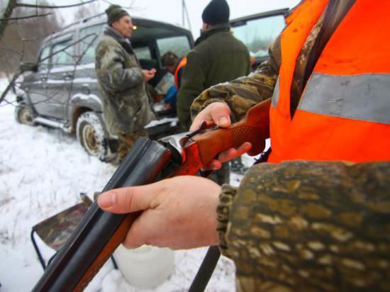 Житель Приморья случайно застрелил товарища на охоте Следственными органами СКР по Приморскому краю возбуждено уголовное дело в отношении 48 летнего местного жителя Он подозревается в причинении смерти по неосторожности совершенном во время охоты в Хасанском районе ч 1 ст 109 УК РФ По предварительным данным следствия 13 декабря 2025 года на территории охотничьих угодий Славянского участка Хасанской общественной организации охотников и рыболовов вблизи садоводо дачного товарищества Мир подозреваемый в результате неосторожного обращения с оружием произвел выстрел в сторону другого охотника Мужчина получил огнестрельное ранение от которого скончался на месте В настоящее время следователи устанавливают все обстоятельства произошедшего По уголовному делу назначен комплекс судебных экспертиз изъято оружие и документы дающие право на его хранение и использование Хотите поделиться новостью Написать в Приморье Онлайн