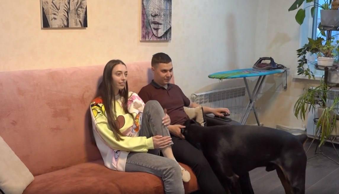 На Колыме 195 семей купили квартиры по "Дальневосточной ипотеке". Программу продлили до 2030 года, так что у многих жителей региона появился реальный шанс обзавестись своим домом.    Ставка для учителей, врачей, молодых семей и участников СВО составит всего 2%. Первоначальный взнос — от 20%. Максимальная сумма кредита составит 9 миллионов рублей, если площадь жилья превышает 60 кв м.    Этот инструмент помогает специалистам и молодым парам купить собственное жильё и строить свою жизнь на Дальнем Востоке, а не искать варианты в других регионах.
