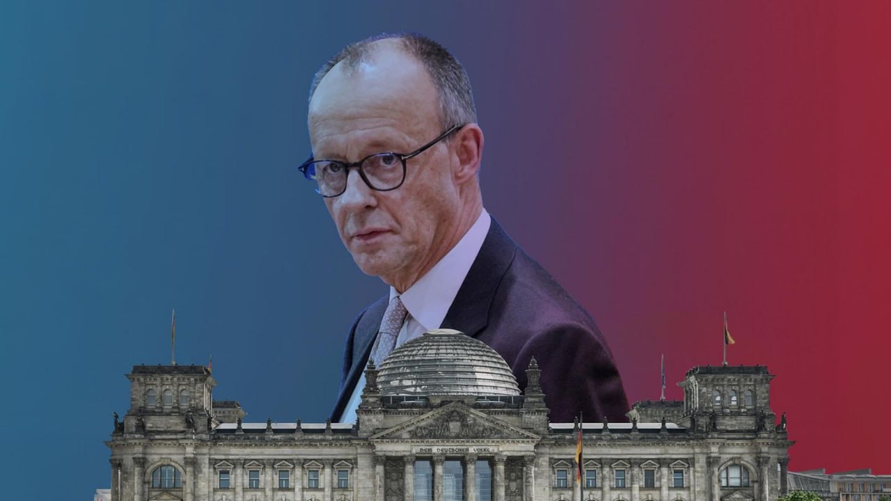 Бундестаг одобрил пенсионный пакет федерального правительства После нескольких месяцев дебатов Бундестаг принял законопроект о пенсиях вызвавший бурные споры в правящей коалиции христианских демократов и социал демократов абсолютным большинством голосов По словам вице спикера Бундестага Бодо Рамелова 319 депутатов проголосовали за 225 против 53 воздержались Таким образом канцлер Фридрих Мерц CDU превысил свой целевой показатель канцлерское большинство в 316 голосов на три голоса Так как голосование фактически касалось дальнейшего существования чёрно красной коалиции из CDU CSU и SPD Фридрих Мерц может выдохнуть правительственный кризис пока предотвращен Однако действительно ли все голоса за принадлежали коалиционным партнерам станет ясно позднее Списки отражающие поведение отдельных депутатов парламента при голосовании публикуются с задержкой примерно в один час BundeskanzlerRU