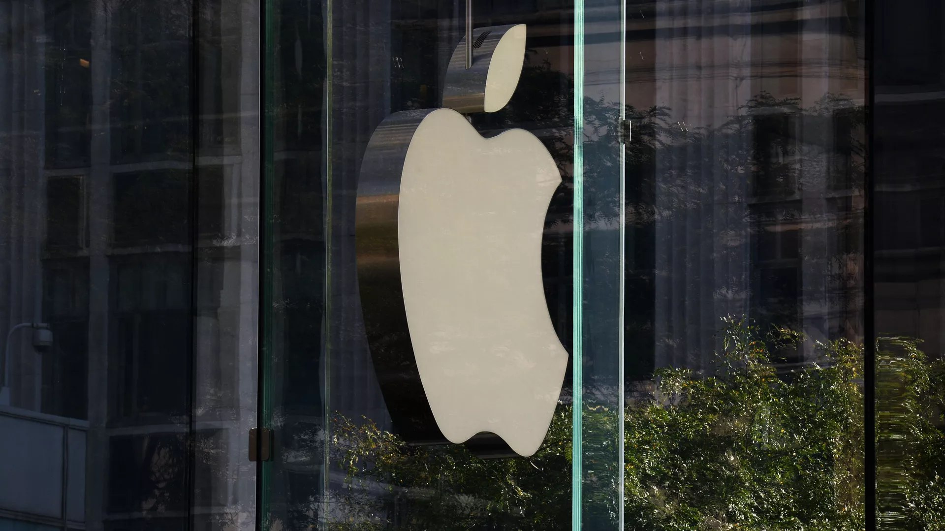 Мошенничество с устройствами Apple: предостережение от МВД Министерство внутренних дел предупредило о продолжающихся схемах мошенничества через блокировку устройств Apple. Мошенники получают доступ к iCloud и блокируют устройство через функцию "Найти iPhone". Затем требуют заплатить, угрожая утерей личных данных . Рекомендации МВД: - Отключите устройство от интернета, чтобы избежать блокировки. - Обратитесь в полицию с доказательствами и свяжитесь с поддержкой Apple.