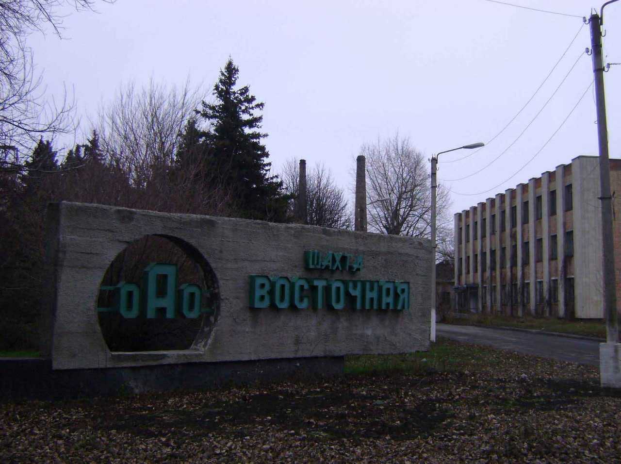 Под Ростовом мужчина украл угля на 8 миллионов из заброшенной шахты и получил срок.  В Гуково суд вынес приговор 43-летнему Балакериму Гаджикеримову, которого признали виновным в крупной краже.   По данным УФСБ, мужчина наладил воровство каменного угля из заброшенной шахты «8 БИС Восточная»  бывшая «50 лет Октября» , которая раньше принадлежала АО «Гуковуголь».  Безработный дончанин вывозил уголь из ликвидированной шахты и успел похитить топливо на сумму около 8 миллионов рублей.   Эти ресурсы официально считаются государственной собственностью и принадлежат Роснедрам.  Шахтинский городской суд признал Гаджикеримова виновным по статье «Кража в особо крупном размере»  п. «б» ч. 4 ст. 158 УК РФ .   Его приговорили к 3 годам колонии общего режима.  Ставьте смайлы — так мы поймём, что вы думаете о таком «угольном бизнесе».    Подписаться   Связь с редакцией