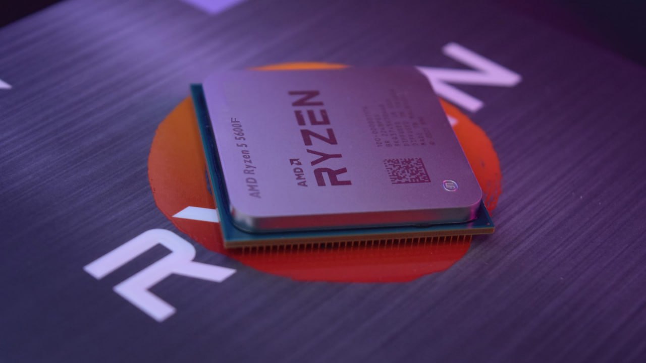 AMD представила процессор Ryzen 5 5600F для AM4 Спустя 9 лет с момента релиза AM4 компания AMD официально анонсировала новый 6 ядерный процессор Ryzen 5 5600F под сокет AM4 Красные не стали публиковать пресс релизов в соцсетях ограничившись добавлением страницы продукта на свой официальный сайт Ryzen 5600F получил 6 физических ядер и 12 потоков пиковая частота в 4 ГГц базовая частота ядер в 3 ГГц 32 мб L3 кэша Скорее всего новинка предназначена для OEM производителей и системных интеграторов с готовыми бюджетными ПК Есть небольшая вероятность что AMD также втихую выпустят процессор Ryzen 5900X 3D который Лиза Су показывала на Computex 2021 Ryzen5600F AMD AM4 Подписывайтесь на ARCHiTECH Чат