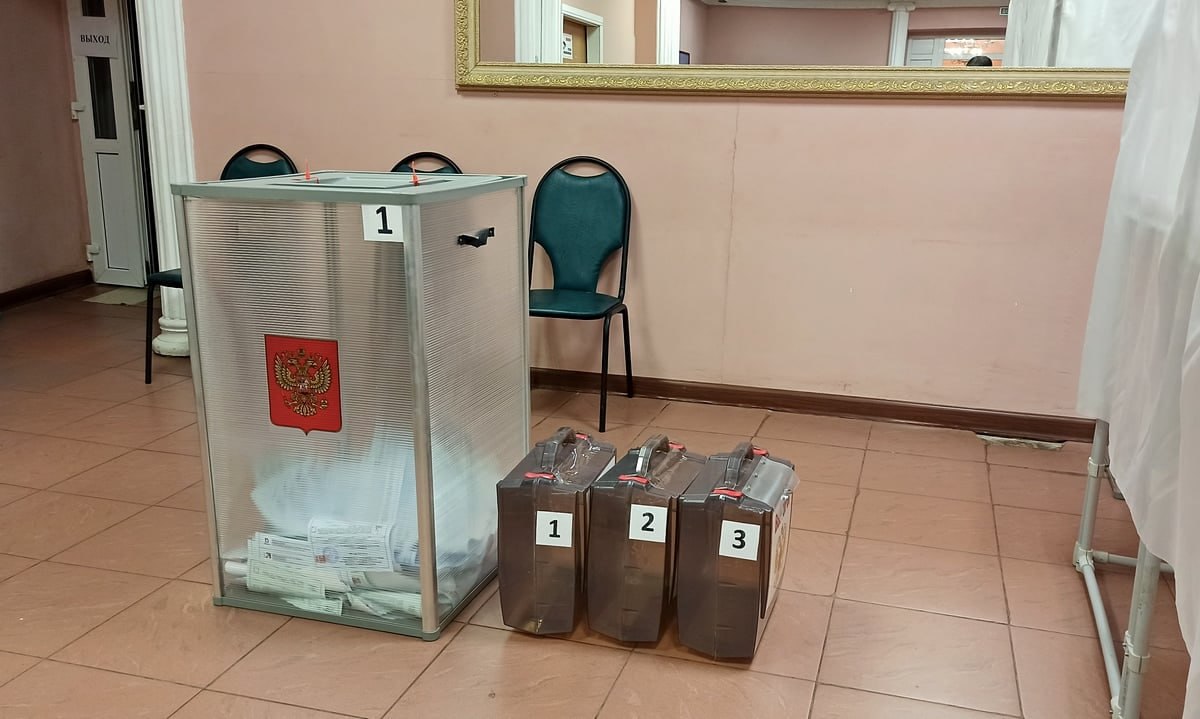 Кандидата сняли с выборов за незнание истории Единой России Областной суд оставил в силе решение кольчугинского суда о снятии с выборов кандидата Владислава Рубащенко Он был выдвинут в окружной совет КПРФ но конкуренты усмотрели у него партийность Единой России причем до ее официальной регистрации Иск подал кандидат от Справедливой России за правду Степан Березовский В заявлении было указано что Владислав Рубащенко в 2002 году якобы вступил в Единую Россию На самом деле партия хоть и была созвана на съезде в 2001 году официально ее зарегистрировали лишь в 2003 м и то под другим названием До регистрации партия существовала только как неформальное объединение и поэтому членство в нем не может считаться официальной партийностью заявление же о вступлении в Единую Россию Владислав Рубащенко не писал в ее деятельности не участвовал взносы не платил сообщили его представители на процессе Однако суд посчитал иначе и снял кандидата с выборов Подписаться