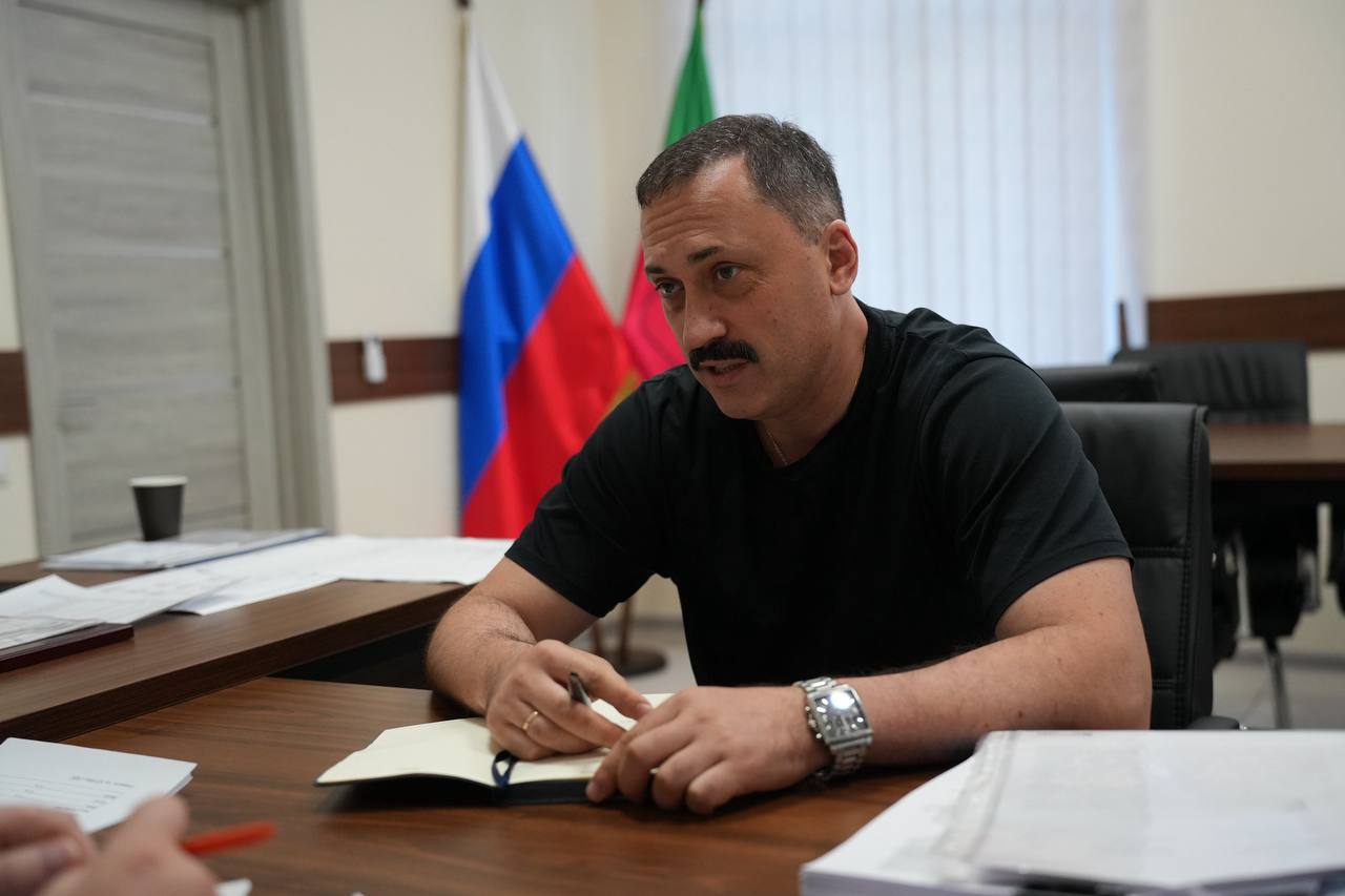 Министр здравоохранения Запорожской области Борис Александрович Александров покидает пост руководителя регионального Минздрава в связи с переходом на другое место работы.  Борис Александрович выполнил все поставленные задачи по реорганизации и восстановлению здравоохранения области в самый непростой период. Проделана огромная работа по реорганизации оказания первичной медико-санитарной и специализированной помощи, развитию диспансеризации, привлечению выездных бригад федеральных медиков, проведена комплексная работа по основным направлениям здравоохранения.  Уверен, что огромный опыт и профессионализм Бориса Александровича будут служить на благо граждан Российской Федерации. Желаю удачи и успехов в дальнейшем профессиональном развитии! Благодарен за продуктивную работу на благо Запорожской области.  Исполняющим обязанности министра здравоохранения Запорожской области станет Дмитрий Витальевич Ваньков. По специальности Дмитрий Витальевич врач-анестезиолог-реаниматолог высшей квалификационной категории. В медицине работает 32 года, ректор Вологодского филиала Ярославского государственного медицинского университета, возглавлял Департамент здравоохранения Вологодской области.  Уверен, своими высокими компетенциями и профессионализмом Дмитрий Витальевич внесет большой вклад в развитие и дальнейшее реформирование сферы здравоохранения Запорожской области.