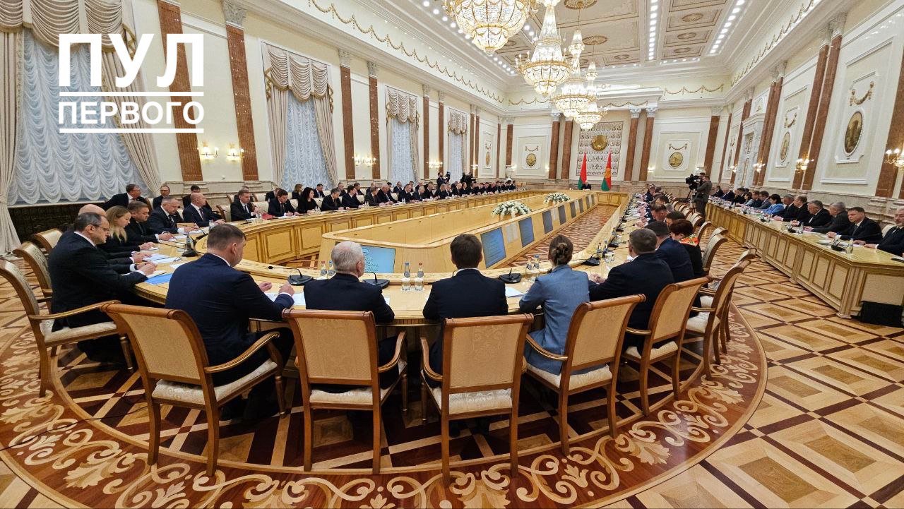 Президент: «И этот год и следующие будут сложные! Давление и требования будут только повышаться! Считайте, что мы живем в очень трудное мирное время, когда нужна военная мобилизация!» Это касается не только руководителей дипломатических представителей, но и всего правительства! Экономику нужно удержать! #Лукашенко