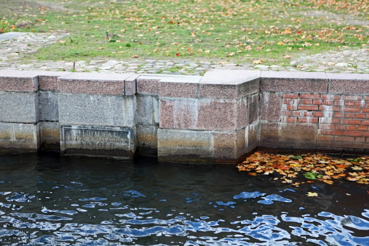 На реках Якутии продолжается рост уровня воды перед ледоходом На реках Якутии продолжается повышение уровней воды в преддверии активной фазы ледохода Об этом сообщил министр экологии природопользования и лесного хозяйства республики Евгений Перфильев По состоянию на утро 6 мая кромка ледохода на Лене находится в Иркутской области На участке от Олекминска до Якутска уровень воды за сутки поднялся на 13 43 сантиметра На реке Алдан в Алданском Усть Майском и Томпонском районах зафиксирован рост уровня воды от 8 до 42 сантиметров На Вилюе подъём составил до 47 сантиметров на Мархе до 52 сантиметров Вскрытие реки Олекма в пределах Олекминского района ожидается 7 9 мая