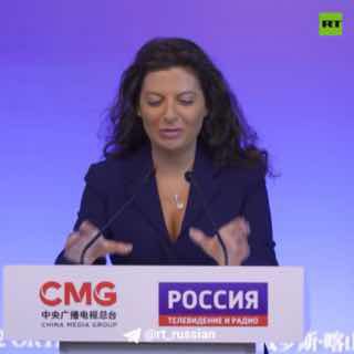 Forwarded from RT на русском   Media is too big  VIEW IN TELEGRAM   «Мне перевели, что вы подумали, что приехала не я, а моя дочь. Спасибо большое за комплимент».  Маргарита Симоньян   поблагодарила за приятные слова главного редактора Медиакорпорации КитаяШэнь Хайсюна на приёме в честь 75-летия установления дипломатических отношений между РФ и КНР.  Он прошёл сегодня в Казанском  Приволжском  федеральном университете.  «Если бы приехала моя дочь, она бы сейчас здесь стояла и говорила по-китайски», — поделилась главред RT, рассказав, что все трое её детей владеют языком.  По мнению Маргариты Симоньян, не учить китайский недальновидно, а учить нужно, поскольку в ближайшее время двигателем прогресса, мощнейшей экономикой мира будет оставаться Китай.   Подписаться   Прислать новость   Зеркало