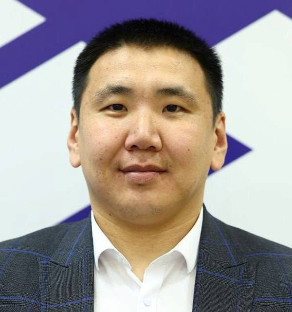 В школу с опытом Защитника Отечества и сердцем отца На должность заместителя директора по воспитательной работе школы Поселья назначен человек с уникальным жизненным опытом Халтубаев Сергей Николаевич участник СВО выпускник программы Муравьев Амурский участник резерва управленческих кадров и отец пятерых детей Его личность и биография сами по себе являются мощным воспитательным примером для подрастающего поколения Соединить опыт защитника Отечества знания управленца и сердце отца вот моя главная задача Я верю что настоящий патриотизм рождается не только на плацу но и в уважении к своей семье в помощи товарищу из знания истории и культуры родного края сказал он во вступительном слове В школе Сергей Николаевич намерен применять современные подходы к организации воспитательного процесса превратив его в эффективную систему развития личности Пройдя суровые испытания Сергей Николаевич знает цену мирному небу патриотизму и настоящему товариществу основанному на взаимовыручке и долге Этот бесценный опыт станет основой для работы по военно патриотическому воспитанию формированию у школьников гражданской ответственности и силы духа отметила Анна Акчурина заместитель руководителя Администрации Главы и Правительства Бурятии по вопросам кадровой политики и государственной службы