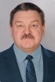 Экс-заведующий кафедрой Воронежского ГАУ предстанет перед судом по делу о взятке СУ СК России по Воронежской области завершило расследование уголовного дела в отношении бывшего заведующего кафедрой одного из учебных заведений. По информации «Абирега», речь идет об Андрее Улезько, который ранее занимал должность заведующего кафедрой Воронежского государственного аграрного университета. Ему вменяется пункт «в» части 5 статьи 290 УК РФ получение взятки в крупном размере . Согласно материалам дела, с октября 2019 года по август 2020 года, занимая должность заведующего кафедрой и заместителя председателя диссертационного совета, Андрей Улезько получил 500 тысяч рублей от соискателя ученой степени за содействие в оформлении отзыва на диссертацию, ее принятии к защите, а также за обеспечение положительного результата голосования при аттестации. В ходе расследования обвиняемый полностью признал свою вину. В целях обеспечения возможных имущественных взысканий было арестовано его имущество. В 2023 году Андрей Улезько уже был приговорен к четырем годам лишения свободы условно за получение взяток от студентов. Тогда суд также запретил ему в течение трех лет участвовать в процессе курирования дипломных работ и быть членом государственных экзаменационных комиссий высших учебных заведений.