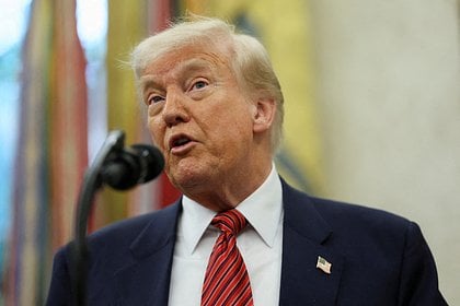 Трамп поприветствовал победу своего «союзника» на выборах президента Польши Президент США Дональд Трамп поздравил Кароля Навроцкого с победой на выборах президента Польши. Свой пост он разместил в соцсети Truth Social. Американский лидер процитировал сообщение телеканала Newsmax, в котором Навроцкого назвали «союзником Трампа», а итоги выборов — «шоком для всей Европы». «Поздравляю Польшу, вы выбрали победителя», — заключил Трамп. Ранее газета The Wall Street Journal сообщила, что президент США сыграл важную роль в победе консервативного кандидата на выборах в Польше. По данным издания, Навроцкий был мало кому известен еще полгода назад, однако встреча с Трампом 1 мая помогла ему заручиться поддержкой большего числа избирателей.