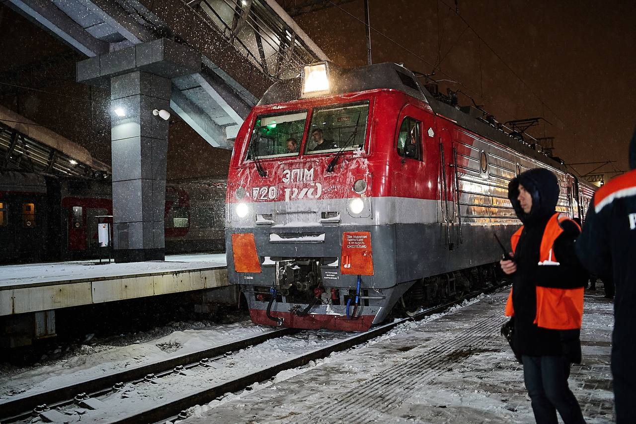 Поезда между Москвой и Казанью задержали на несколько часов Составы следующие в обе стороны опаздывают от часа до двух с половиной часов следует из данных онлайн табло РЖД Больше всего задержек пришлось на утро Три поезда которые должны были прибыть на Казанский вокзал Москвы с 4 50 до 5 10 опоздали почти на 2 часа Состав из Челябинска вместо 4 50 в 7 08 а из Барнаула вместо 5 00 в 6 42 Еще один поезд из Казани прибыл с полуторачасовым опозданием пассажиры вышли на перрон в 7 56 вместо запланированных 6 20 К середине дня ситуация не улучшилась Поезд из Чебоксар опаздывает больше чем на 2 часа из Круглого Поля в Татарстане на 2 5 часа Состав из Казани который планировали встретить в 10 57 задержали на час 42 минуты Сбои затронули и направление в Казань Поезд из Москвы опаздал на 40 минут из Петербурга на час с четвертью KazanFirst   в бот