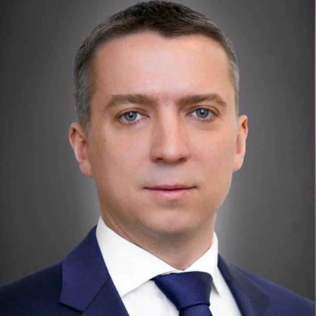 Комитет по развитию транспортной инфраструктуры возглавил Евгений Варов На должность председателя комитета по развитию транспортной инфраструктуры Петербурга назначен Евгений Варов сообщает пресс служба Смольного Губернатор Александр Беглов распорядился вручить служебное удостоверение новому главе КРТИ на рабочем совещании 6 октября До назначения на этот пост Евгений Варов занимал должность заместителя председателя комитета и временно исполнял обязанности его руководителя администрация Петербурга Подписаться на DP RU