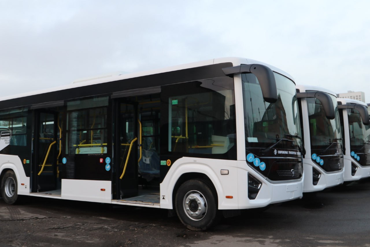 В Курске валидаторы в новых автобусах Ситимакс пообещали установить в январе 2026 года В Курске в начале декабря на линию вышли 12 новых полунизкопольных автобусов среднего класса Ситимакс 9 Ранее такие машины тестировали на городских дорогах а сейчас они работают на маршруте 71м Губернатор Курской области Александр Хинштейн сообщил что ему поступают жалобы от курян на оплату проезда в новых автобусах в салонах нет валидаторов поэтому пассажирам приходится рассчитываться только у водителя что особенно неудобно в час пик Начальник управления экономики финансов и инвестиционной политики Минтранса Курской области Ольга Алистратова пояснила что перевозчик планирует установить валидаторы в первом квартале 2026 года В ходе обсуждения Александр Хинштейн уточнил что по техническим требованиям оборудование должно было быть предусмотрено изначально По словам представителя Минтранса валидаторы не установили по техническим и финансовым причинам Губернатор обратил внимание что объяснение выглядит спорно и потребовал ускорить решение вопроса По его словам валидаторы должны появиться уже в январе 2026 года Курская Telega Прислать новость