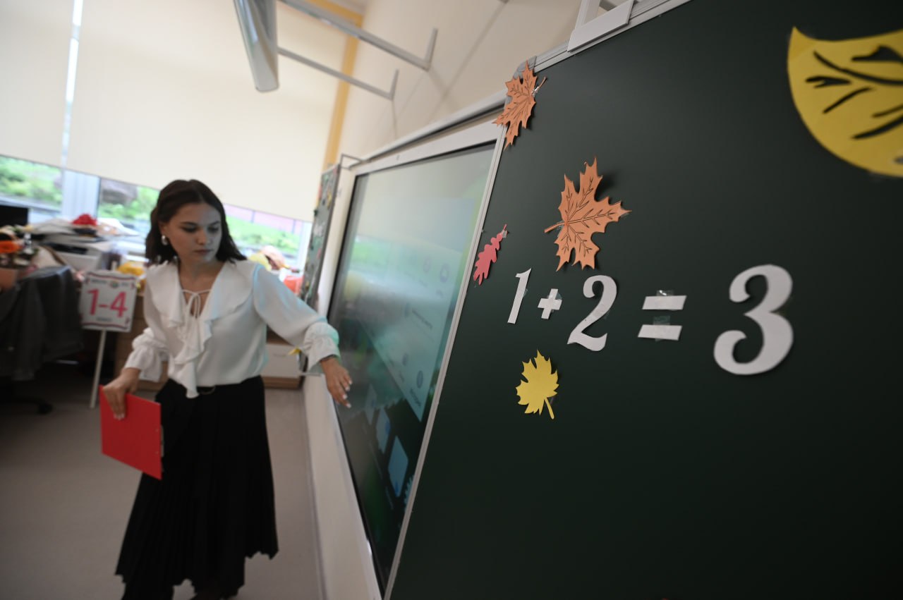 Зарплаты учителей хотят пересчитать что меняется Правительство России дало рекомендации по зарплатам педагогов Главное предложение оклад должен составлять не меньше 70 от всей зарплаты Сейчас значительная часть дохода учителей это надбавки и стимулирующие выплаты Власти предлагают изменить пропорции и сделать оклад основной частью зарплаты Это должно повысить стабильность доходов и престиж профессии пишет Комсомолка Рекомендации касаются и уже работающих педагогов долю оклада в их зарплате предлагают пересмотреть Также при индексации зарплат советуют в первую очередь увеличивать именно оклад а не надбавки Параллельно в Госдуме обсуждают более радикальную идею поднять зарплаты школьных учителей до 200 от средней по региону Как считаете фиксированный оклад в 70 это реальное улучшение или без роста общей зарплаты ничего не изменится Делитесь мнением в комментариях Фото Алексей Булатов