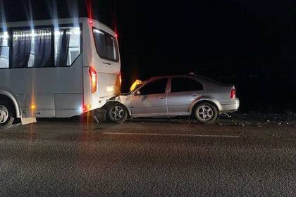 На автодороге Енакиево-Донецк произошло ДТП с участием автобуса  18 ноября на автодороге Енакиево-Донецк в ДНР произошло ДТП с участием автобуса, в результате которого два человека получили телесные повреждения. Об этом сообщили в пресс-службе МВД по ДНР.  В 17:15 18 ноября по автодороге Енакиево-Донецк вблизи города Кировское 35-летний водитель автомобиля Volkswagen Bora, который находился за рулем без водительского удостоверения и с признаками опьянения, совершил столкновение с остановившимся автобусом ПАЗ Vector Next 320455-0, - рассказали в пресс-службе.  Там добавили, что водитель и пассажир автомобиля Volkswagen получили телесные повреждения.