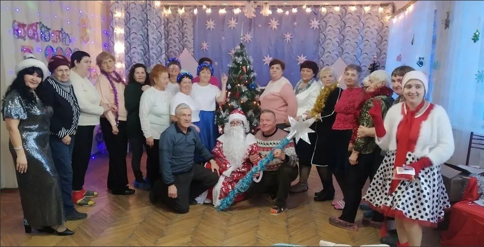 В Антрацитовском комплексном центре социальной защиты населения  предоставления социальных услуг » сотрудники отделения социально-бытовой адаптации поздравили подопечных с наступающим Новым годом, организовав концертно-развлекательную программу «Новогодний фейерверк».   В ходе интерактивной театрализованной постановки присутствующие с Дедом Морозом и Снегурочкой выполняли упражнения для памяти – викторины, посильную физическую нагрузку – подвижные игры – снежки и хоккей, позитивные эмоции – танцы и хороводы.   Также все собирали сумки для праздничных путешествий, составляли новогоднее меню, вырезали снежинки, танцевали и показывали сказку-экспромт.   Насыщенная программа подарила всем фейерверк позитивных эмоций.