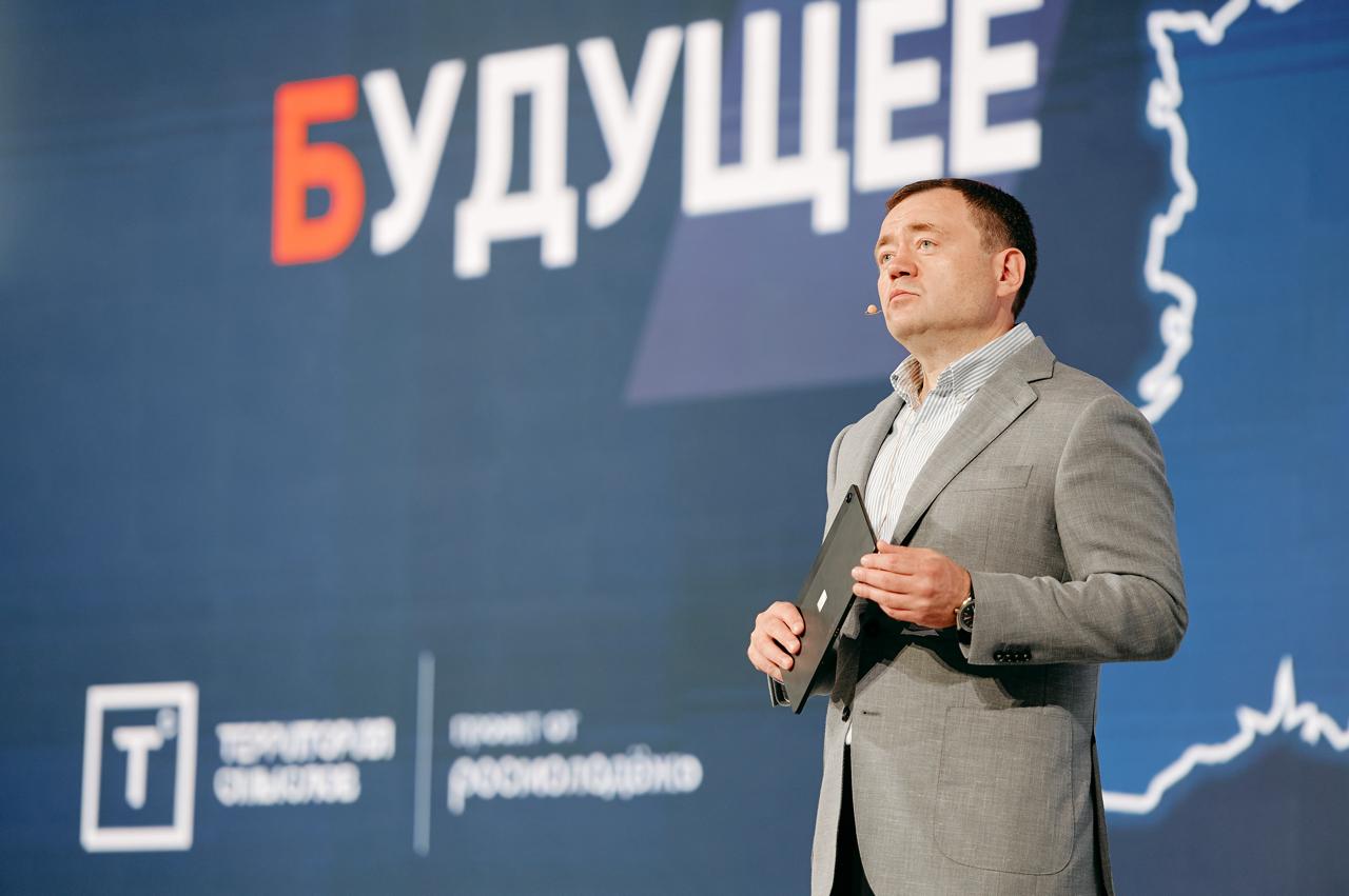 Пётр Фрадков рассказал о результатах финансовой интеграции исторических регионов на форуме «Территория смыслов» Основное внимание было уделено роли малого и среднего бизнеса в экономическом возрождении регионов. Пётр Фрадков отметил, что Донбасс и Новороссия исторически являлись мощными индустриальными центрами с высоким промышленным, аграрным и ресурсным потенциалом. Сегодня ключевая задача государства и бизнеса — не только восстановить инфраструктуру, но и создать там устойчивую экономику, основанную на равных условиях для ведения предпринимательской деятельности по всей стране. «Когда мы говорим о финансовой интеграции, речь, прежде всего, идёт о том, чтобы обеспечить людей и предприятия доступом к современным банковским услугам и технологиям, а также создать комфортные условия для ведения бизнеса. Для развития предпринимательства созданы необходимые условия: благодаря мерам государственной поддержки, банковским продуктам и потенциалу локальных рынков регионы демонстрируют высокую динамику роста — количество зарегистрированных субъектов малого и среднего бизнеса увеличилось на 60% с середины 2023 года и достигло 122 тысяч. ПСБ выстроил широкую и высокотехнологичную банковскую инфраструктуру, внедрил новые финансовые сервисы, а также стал проводником льготных программ поддержки предпринимательства — все это способствовало развитию экономического потенциала новых субъектов», — отметил Пётр Фрадков. Клиентская база ПСБ в Донбассе и Новороссии превышает 110 тыс. юридических лиц. Финансовая инфраструктура банка включает 460 отделений банка и 3,3 тыс. банкоматов, более 75 тыс. терминалов безналичной оплаты. , VK и ОК и читайте новости на нашем сайте