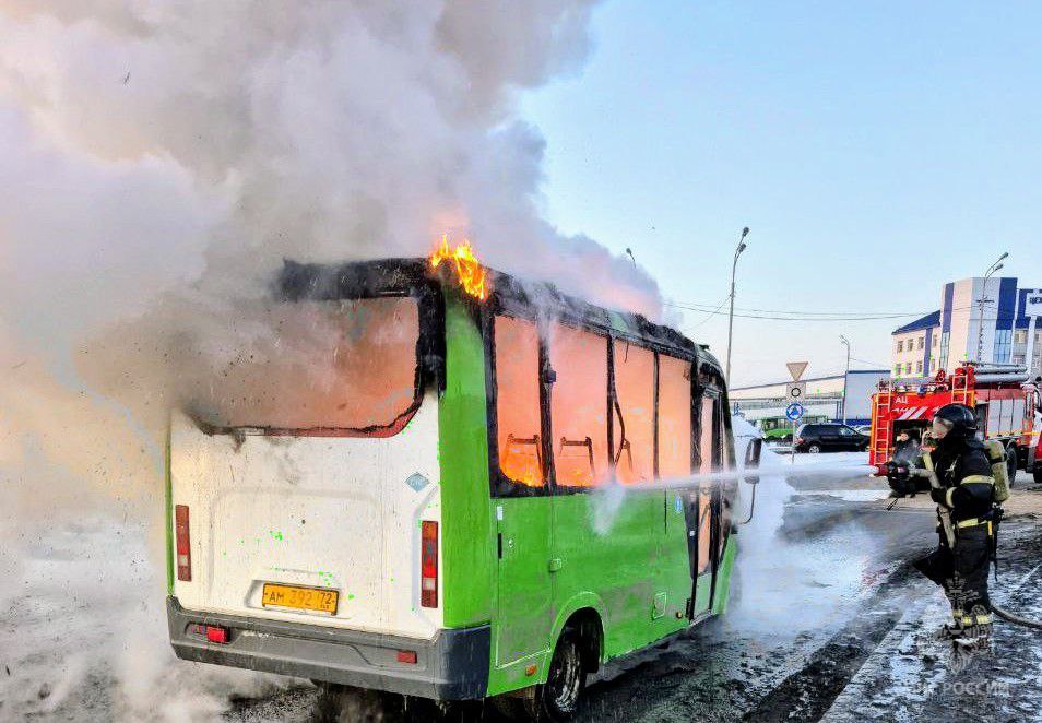 Тюменские огнеборцы ликвидировали пожар маршрутного такси   Сегодня в шестом часу вечера в Тюмени поступило сообщение о пожаре автомобиля "ГАЗель" маршрута 68 на улице Ветеранов труда.   К тушению привлекались 2 единицы техники и 7 сотрудников подразделений Главного управления МЧС России по Тюменской области. Огонь ликвидирован на площади 10 квадратных метров.   Пострадавших нет. Причина пожара устанавливается.