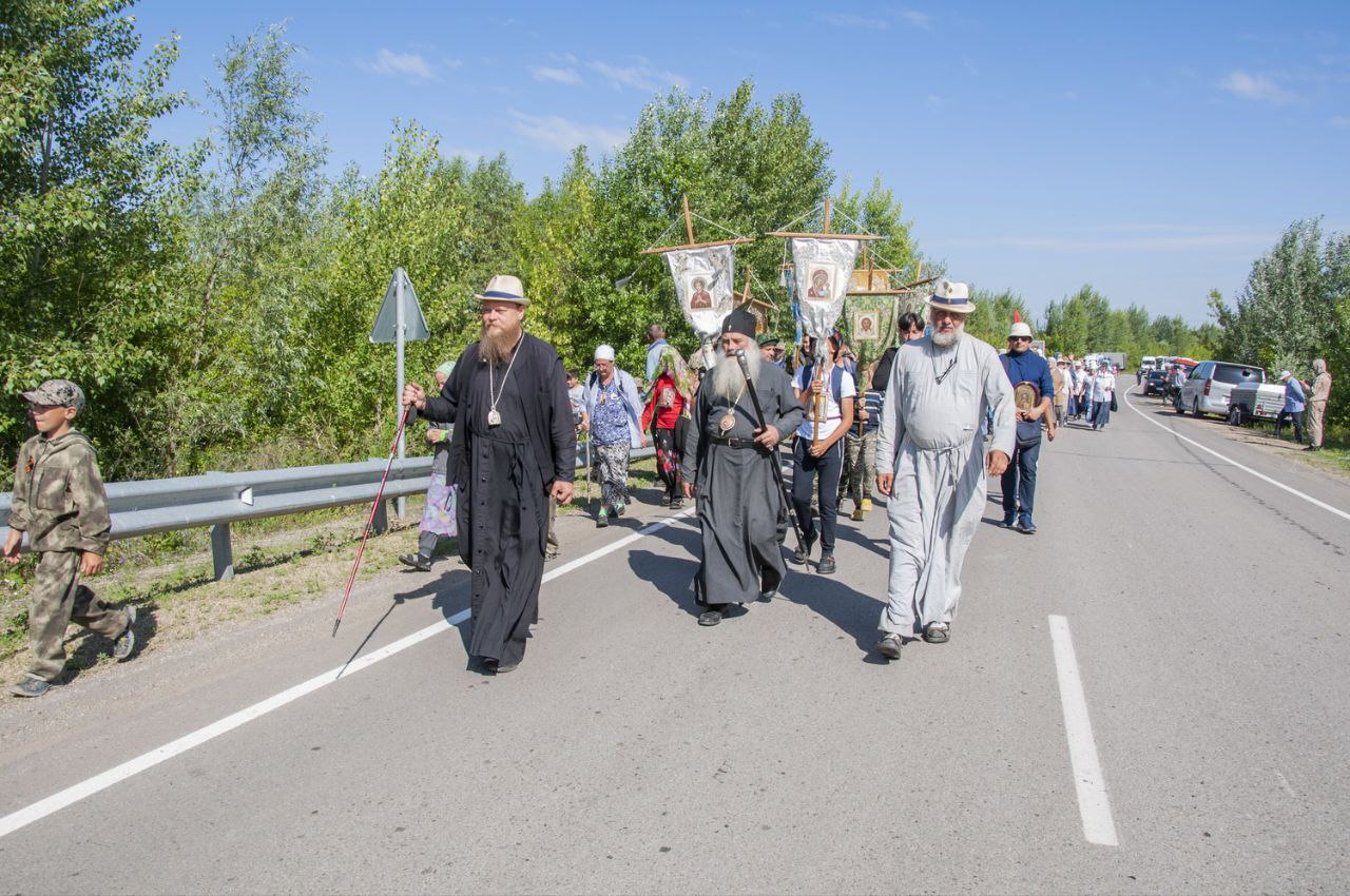В Пермском крае паломники пройдут 120 км крестным ходом на Белую гору В Пермской митрополии сообщили о проведении традиционного Белогорского Свято-Серафимовского крестного хода. Его проведут с 26 июля по 1 августа. Паломникам предстоит пройти 120 км от Перми до Белой горы в Кунгурском округе. Выход крестного хода состоится от Крестового храма во имя святителя Митрофана на Комсомольском пр., 6 в 10:00. Паломники отправятся в путь по завершении Божественной литургии. Первый день крестного хода завершится ночлегом в Бахаревском женском монастыре. В дальнейшем крестный ход пройдет через поселки Юг и Лобаново, гору Благодать, деревню Бырма, поселок Нижний Пальник, села Троельга, Ерши и Бым. По прибытии в Крестовоздвиженский собор Белогорского монастыря 1 августа состоится Благодарственный молебен перед Царским крестом. В этот же день паломников отправят в обратный путь на автобусах, проезд бесплатный. Источник ЧП Пермь Прислать новость