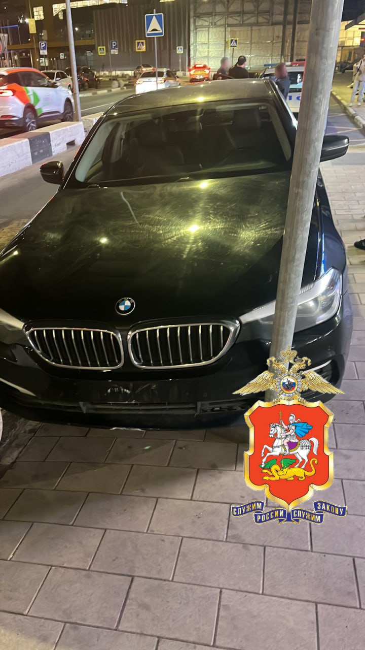 Подросток устроил дрифт на каршеринге и пытался скрыться от полицейских. О нарушении ПДД на парковке торгового центра на Ленинградском шоссе в Химках в полицию заявили очевидцы. Требования прибывших правоохранителей водитель проигнорировал и пытался скрыться. В ходе преследования шофер выехал на встречку и вместе с пассажирами выбежал из машины, которая покатилась и врезалась в дорожный знак. Нарушителя задержали и доставили в отдел. Им оказался 17-летний парень без прав. Машина каршеринга помещена на спецстоянку, на подростка составили несколько протоколов. Полиция продолжает проверку. «Москва»