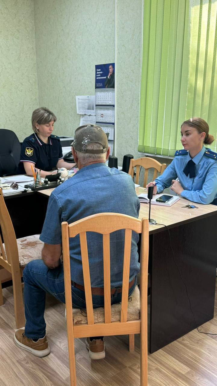 В прокуратуре Отрадненского района проведен тематический личный прием граждан   Помощником прокурора Отрадненского района совместно с  руководителем районного отделения ГУ ФССП России по краю проведен тематический прием по вопросам соблюдения законодательства об исполнительном производстве при обращении взыскания на денежные средства социально незащищенных категорий граждан.   Заявители обратились по вопросам взыскания алиментов, по вопросам обращения взыскания на доходы, в отношении которых установлены ограничения размеров удержаний и другим вопросам.   Все обращения взяты на контроль, организована тщательная проверка всех доводов.