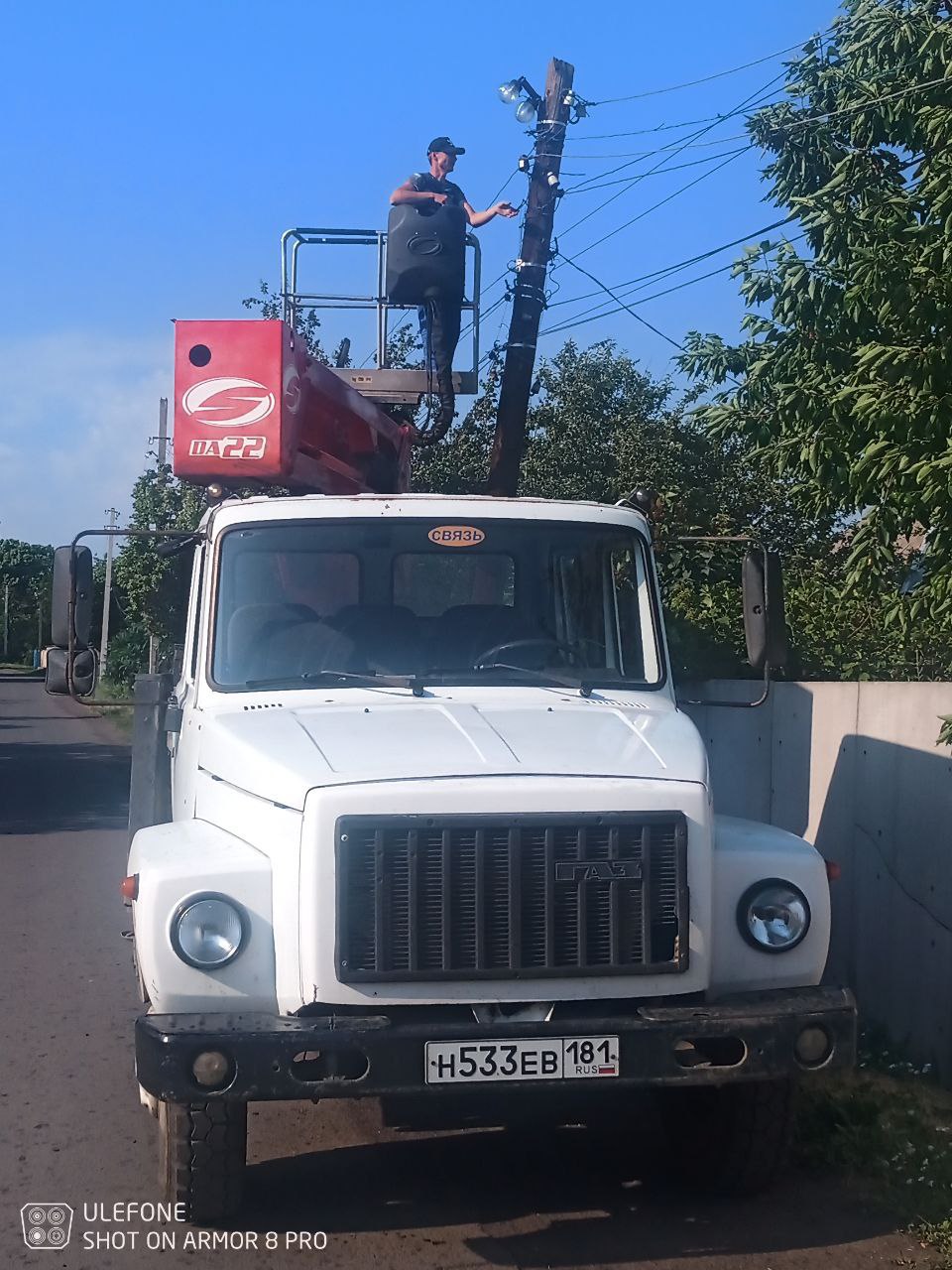 В пгт Ясеновский продолжаются работы по улучшению качества уличного освещения. В рамках заключенного контракта, работниками подрядной организации была произведена замена поврежденного кабеля в количестве 140метров, замена 21 сгоревшей лампы и подключено 4 светильника по улицам Ленина, Стаханова, Папанина, Красный Шахтер, Трудовая, переулку Василия Клюсы.
