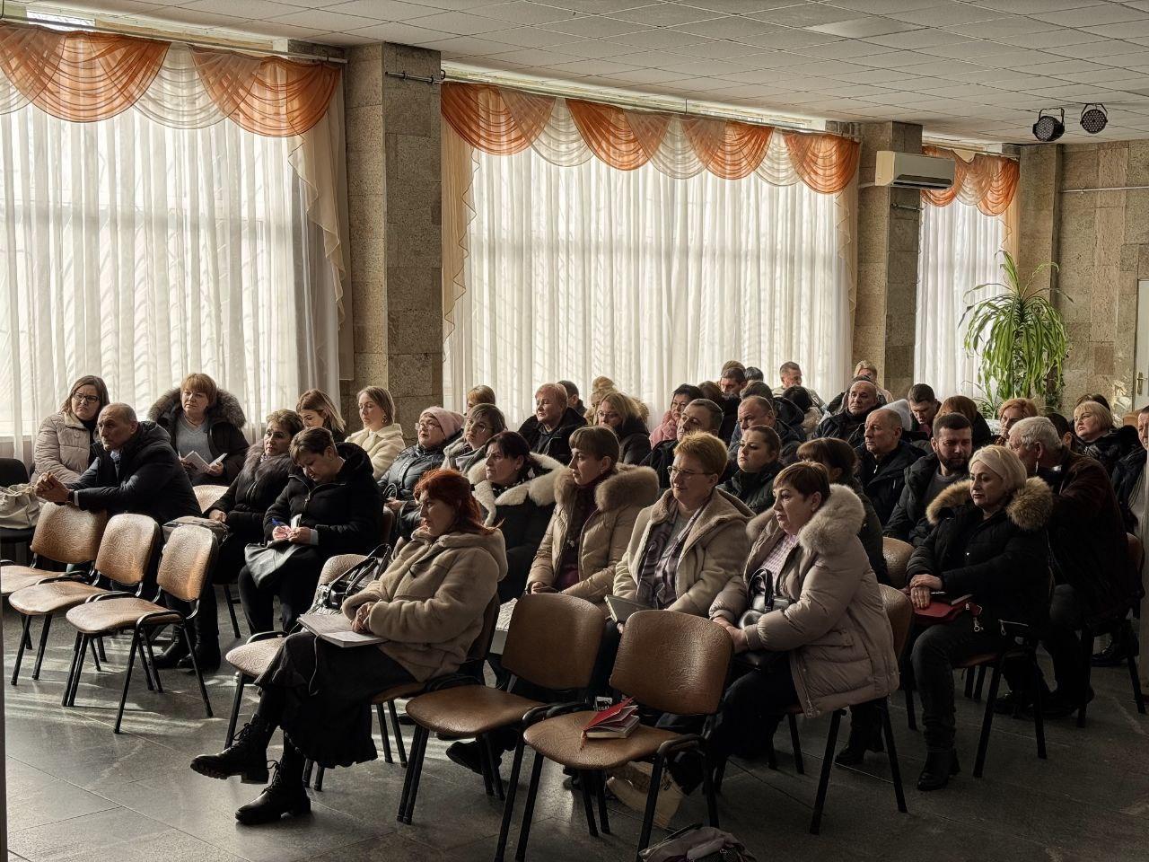 В Геническе состоялась встреча представителей органов местного самоуправления Херсонской области и Краснодарского края  Заместители главы Выселковского района — Наталья Леонтьева и Дмитрий Ромась, и главы двух сельских поселений района приняли участие в мероприятии по обмену опытом с коллегами.     В ходе встречи были подняты вопросы:    О роли общественных организаций и ТОС в развитии муниципального образования;    О плюсах и минусах перехода органов местного самоуправления на одноуровневую систему власти.  С докладом выступила Леонтьева Наталья Павловна, после которого все присутствующие продолжили работу в формате диалога.