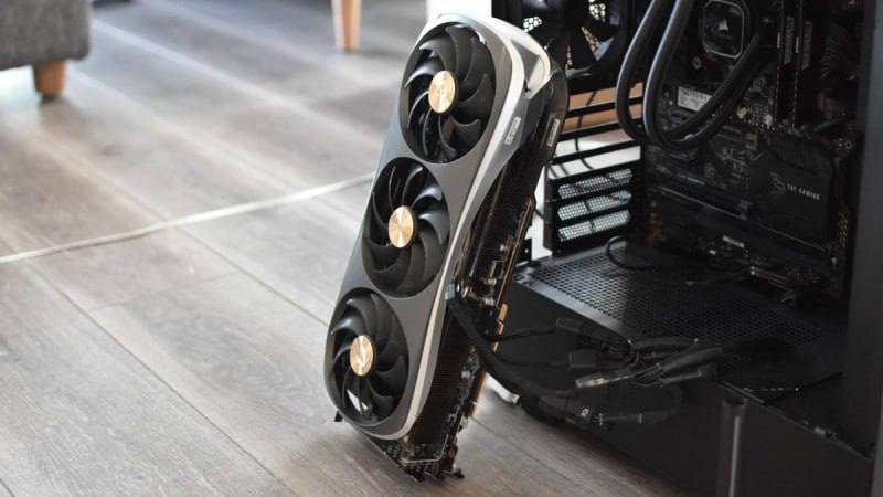 Самую высокую производительность показали адаптеры от NVIDIA. При этом они оказались не самыми новыми и были разработаны на микроархитектуре поколения Ampere. В топе оказалась GeForce RTX 3090 Ti, которая смогла выдавать 20 шагов генераций в секунду. Также хорошо себя показали адаптеры серии RTX 3000. Более новая модель GeForce RTX 4090 оказалась ниже не только прошлого поколения, но и недавно выпущенных Radeon RX 7900 XT и Radeon RX 7900 XTX.