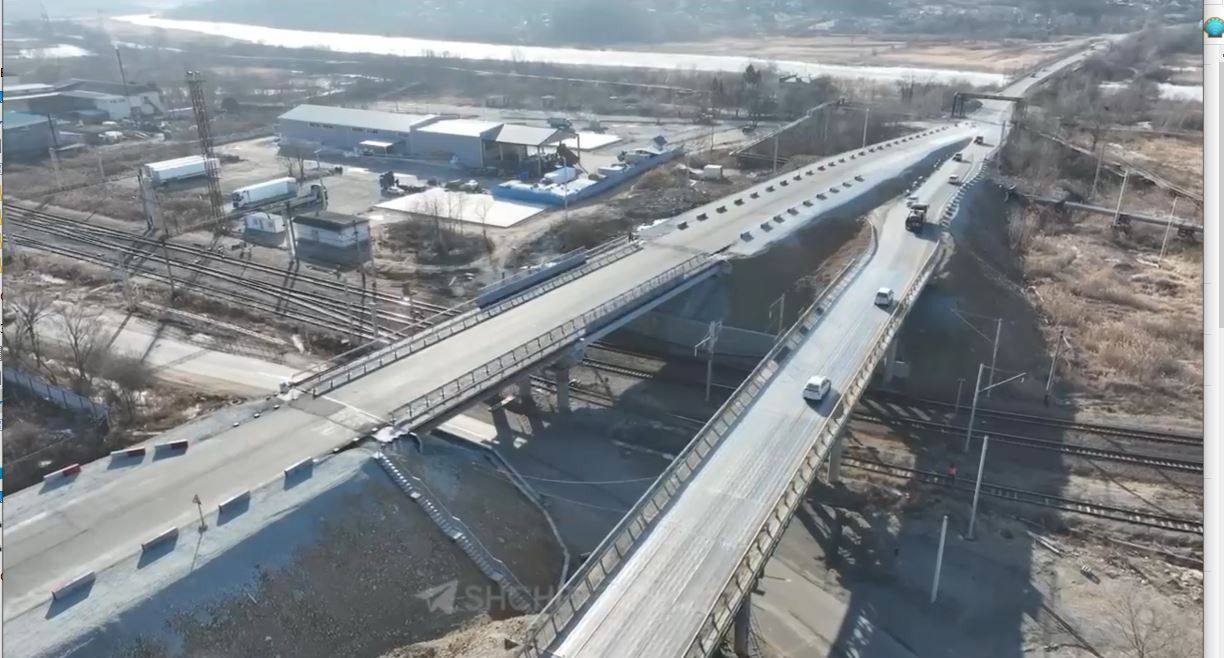 Мастер-план Артёма будут воплощать в жизнь до 2030 года К 2030 году будет завершена реализация мастер-плана Артёма. Город преобразится и решит проблемы, которые десятилетиями мешали его развитию. Председатель правительства Приморского края Вера Щербина отметила, что важнейшим объектом, сооружаемым в рамках мастер-плана, является Артёмовская ТЭЦ-2. В городе также появится новая школа на 1275 мест, центр боевых искусств, новый ФОК. Будет построен мост на Фрунзе и несколько автомобильных развязок. Особо Вера Георгиевна отметила, что мастер-план подготовлен вместе с жителями города, которые помогли определить приоритетные объекты.