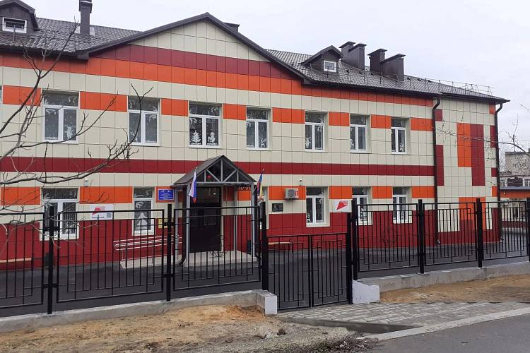 После капитального ремонта в Белой Калитве открылась школа 3 В родные стены вернутся 563 ученика сообщает правительство Ростовской области Обновление здания 1953 года постройки длилось два года с января 2024 Это первый капермонт за всю историю постройки Поэтому привлекли средства федерального бюджета 160 3 млн рублей За эту сумму удалось усилить несущие конструкции привести в порядок кровлю фасад цоколь и входные группы выполнить отделку заменить окна и двери обновить внутренние инженерные системы электро водоснабжения и водоотведения отопления и вентиляции сети связи пожарной сигнализации а также благоустроить территорию Фото администрация школы 3 г Белая Калитва Вести Дон Telegram MAX