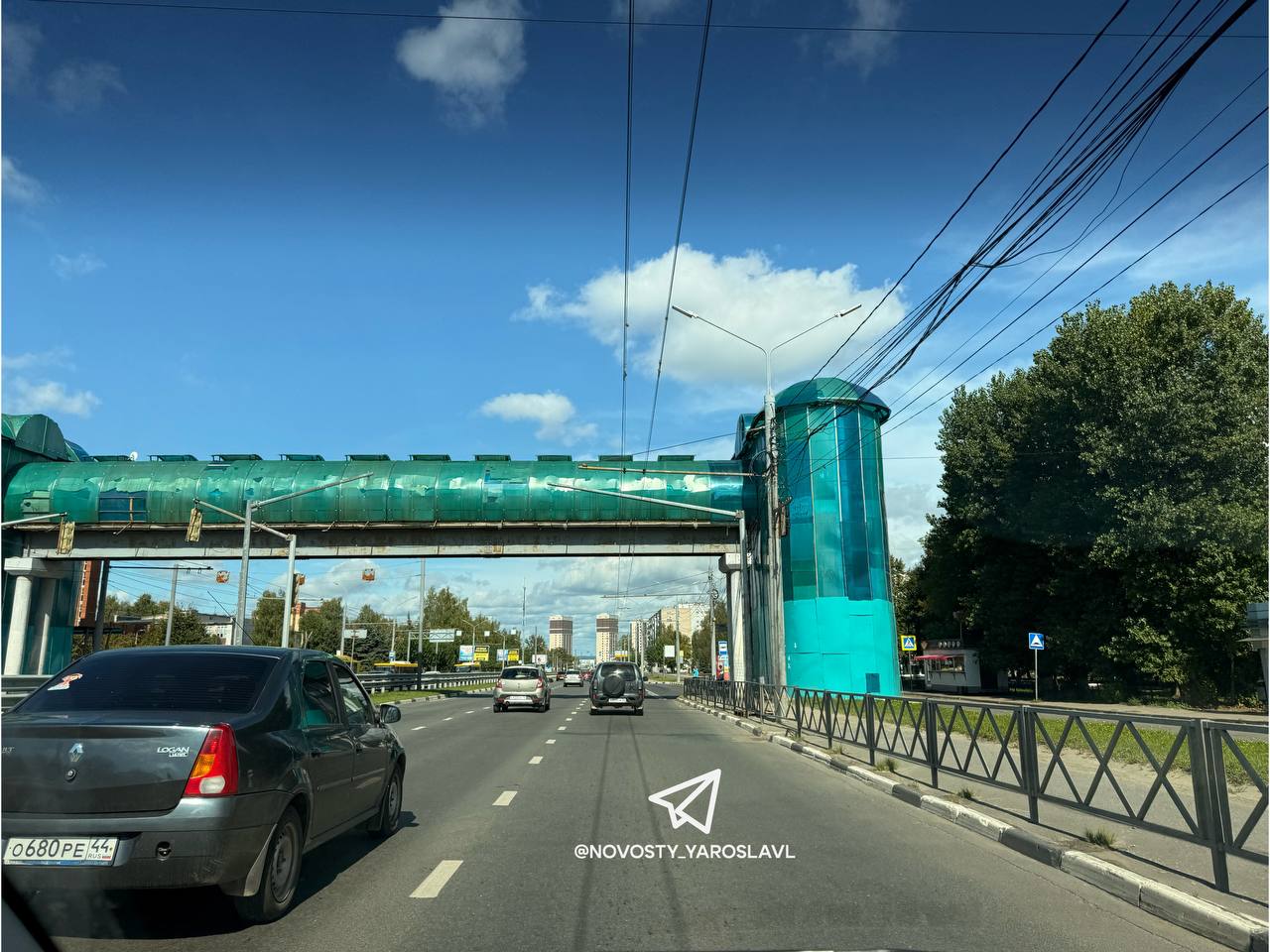На Московском проспекте готовятся вернуть наземные пешеходные переходы Об этом свидетельствуют новые опоры под светофоры Речь про перекресток с проспектом Фрунзе и улицы Институтской Сейчас здесь действуют надземные переходы но их вид и назначение не оправдало себя