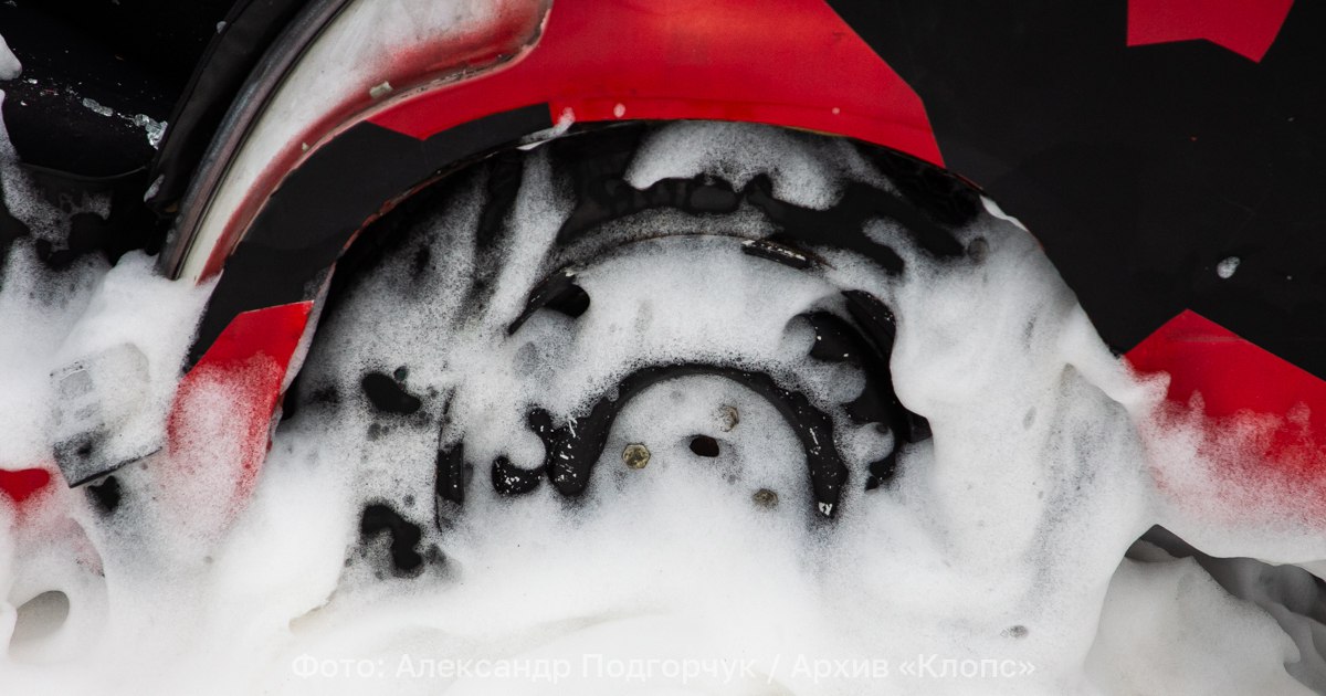 В Калининградской области ночью одновременно сгорели две машины В Калининградской области в ночь с 20 на 21 ноября сгорели два автомобиля Об этом сообщили в пресс службе регионального МЧС В 3 14 в в Центр управления в кризисных ситуациях поступила информация о загоревшемся авто улице Карташева в областном центре Пламя уничтожило моторный отсек и переднюю часть салона машины В тушении огня задействовали один расчёт пожарно спасательной части 5 в составе 4 человек и 1 единицы техники В 3 18 в пос Доваторовка Черняховского района также выгорел автомобиль огонь перекинулся на гараж и сараи рядом с которыми стояла машина В результате обгорели деревянные ворота Площадь пожара составила 8 квадратов Пламя тушили 6 человек при поддержке спецмашины