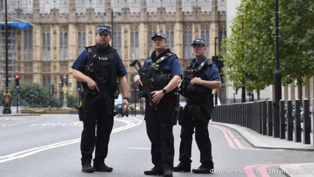 Активистам в Великобритании могут грозить тюремные сроки за протесты у домов депутатов если парламент одобрит новые законодательные поправки Об этом пишет The Guardian Согласно документу протесты возле домов парламентариев муниципальных депутатов членов Палаты лордов и кандидатов на государственные должности в Англии и Уэльсе могут быть приравнены к уголовным преступлениям Нарушителям будет грозить до шести месяцев тюрьмы Как отмечает издание поправки направлены на борьбу с преследованием и запугиванием политиков после роста числа подобных инцидентов Однако по мнению The Guardian они могут вызвать волну критики из за возможного ограничения свободы собраний и выражения мнений IZ RU в Telegram в MAX