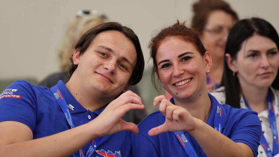 Херсонская область показывает лучший уровень реализации программы развития Херсонская область демонстрирует наивысшие показатели выполнения программы социально экономического развития среди исторических регионов России Об этом заявил министр экономического развития Херсонской области Эрвин Мусаев в интервью Херсонскому агентству новостей Херсонская область два года подряд показывает наивысший уровень реализации программы среди исторических регионов Правительство прикладывает все усилия для сохранения этой тенденции В 2025 году показатель реализации уже приблизился к 60 сказал Мусаев С начала реализации программы в регионе проведено 346 мероприятий на общую сумму свыше 133 млрд рублей Основное внимание уделено социальной сфере образованию здравоохранению спорту и культуре а также восстановлению жилищно коммунальной и транспортной инфраструктуры В 2025 году плановый показатель реализации программы составляет 60 при этом многие мероприятия закупочного характера учитываются по факту поставки оборудования и выполнения работ Полный текст интервью с Эрвином Мусаевым читайте 5 ноября на сайте Херсонского агентства новостей