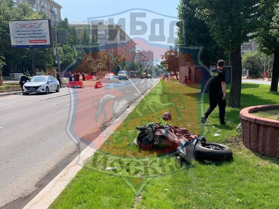 Девушку насмерть сбил мотоциклист на юго-западе Москвы. Мотоциклист с травмами доставлен в больницу. ДТП произошло на Профсоюзной улице: мотоциклист сбил девушку, которая переходила дорогу через пешеходный переход. В результате аварии женщина скончалась, а мотоциклиста с различными травмами госпитализировали, сообщили в Госавтоинспекции. Сейчас на месте ДТП работают сотрудники ГАИ и уставнавливают обстоятельства трагедии.
