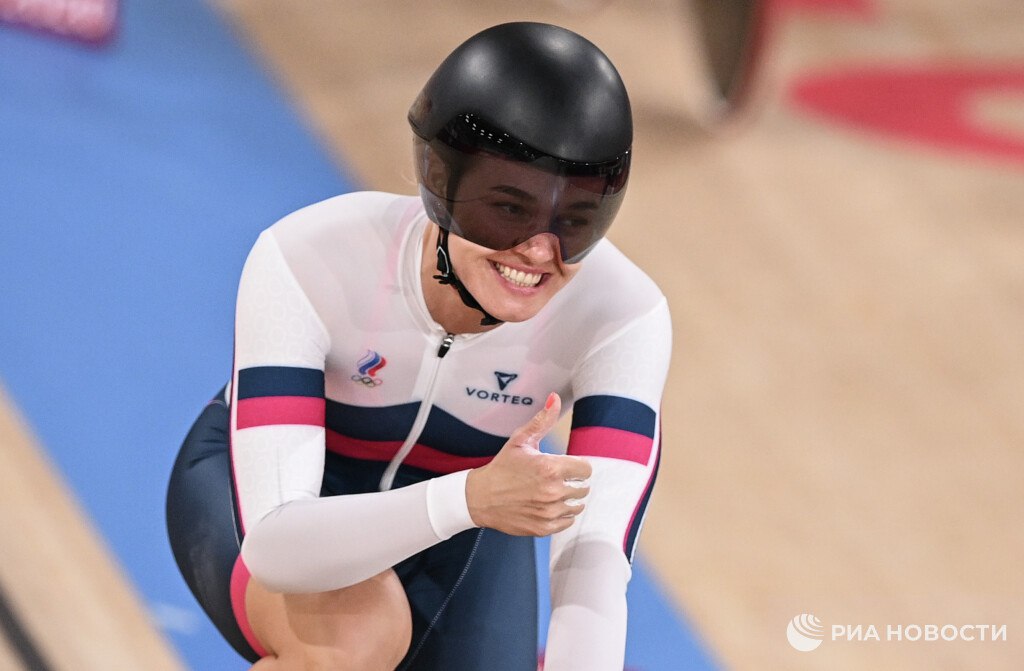 Четырехкратная чемпионка мира Анастасия Войнова завершила карьеру в 32 года Федерация велоспорта России выражает искреннюю благодарность Анастасии за ее профессионализм за самоотдачу за невероятные победы за те незабываемые моменты спортивной радости которые она подарила нам всем и за тот неоценимый вклад который она внесла в развитие нашего вида спорта говорится на сайте ФВСР Войнова выступавшая на треке выигрывала серебро Олимпиады 2016 в командном спринте а также бронзу Игр в Токио в этом же виде программы Подписывайтесь на РИА Новости Спорт в MAX