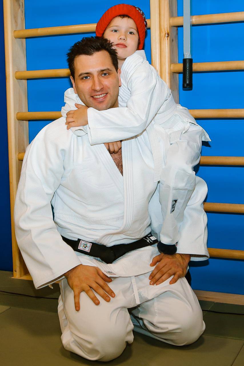 Сегодня отмечается Всемирный день дзюдо Поздравляю всех кто хоть раз ступал на татами и выбрал для себя путь силы духа разума и уважения Дзюдо это не просто единоборство это философия жизни Оно учит стойкости гибкости терпению и умению побеждать не только соперника но и самого себя Недаром слово дзюдо переводится как гибкий путь путь который помогает находить баланс принимать решения в трудных ситуациях и всегда двигаться вперёд Особое место дзюдо занимает и в моей жизни Моим первым тренером был отец именно он привёл меня на татами научил уважению выдержке и стремлению к совершенству Эти уроки остались со мной навсегда и помогают в в спорте в работе в жизни В школе Красная Машина Юниор мы также используем элементы дзюдо в тренировочном процессе Это помогает ребятам развивать координацию характер и уверенность в себе качества без которых невозможно стать настоящим спортсменом Желаю всем дзюдоистам крепкого здоровья вдохновения веры в свои силы и новых побед