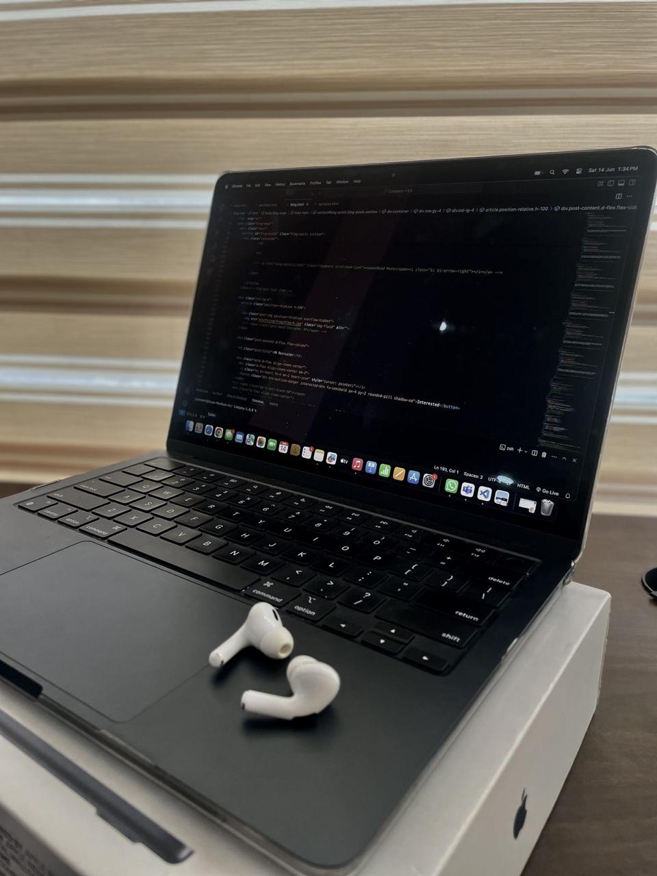 Apple выкатили сразу пачку обновлений macOS watchOS tvOS и visionOS все до версии 26 2 Номера сборок macOS 26 2 25C56 watchOS 26 2 23S303 tvOS 26 2 23K51 visionOS 26 2 23N301 macOS 26 2 Tahoe Появилась Edge Light подсветка по краям экрана для видеозвонков имитирует кольцевую лампу Небольшой редизайн Apple News В Подкастах авто главы с тайм кодами и ссылками watchOS 26 2 Точнее стала оценка сна Исправлены баги с переходами треков в Apple Music tvOS 26 2 Можно создавать профили без Apple ID Появился детский режим с возрастными ограничениями visionOS 26 2 В Safari добавили WebGPU и WebXR больше возможностей для HDR и AR контента Служба заботы iBig Проверить баллы UDS Самый лучший ремонт