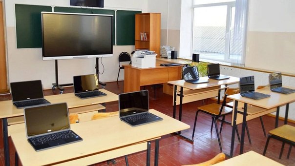 Модернизация материально-технической базы школ ДНР: новые возможности для образования. В преддверии нового учебного года в рамках федерального проекта «Современная школа» национального проекта «Образование» Министерство просвещения РФ проводит масштабную модернизацию материально-технической базы образовательных организаций Донецкой Народной Республики. Так, в 37 школ региона будет поставлена современная школьная мебель, лабораторные комплекты и компьютерная техника для оснащения предметных кабинетов физики, химии, биологии и информатики. А 270 детских садов получат комплекты мягкого инвентаря. Помимо этого, школы получат шахматные наборы и оборудование для создания школьных театров, что позволит разнообразить внеурочную деятельность и способствовать всестороннему развитию учащихся. Обновление коснется образовательных учреждений Донецка, Макеевки, Харцызска, Дебальцево, а также школ Волновахского, Старобешевского, Амвросиевского, Володарского, Великоновоселковского, Мангушского и Шахтерского муниципальных округов.