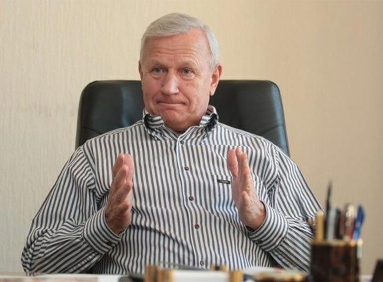 Вячеслав Колосков: «Не вижу никаких проблем в российском футболе. Детско-юношеский блестяще развивается, хорошие зарплаты у тренеров, Россия – одна из передовых стран по подготовке резерва»  Почетный президент РФС Вячеслав Колосков положительно оценивает развитие футбола в России:  Не вижу никаких проблем в российском футболе. Единственное, у нас недостаточное количество своих собственных воспитанников, а иностранцев слишком много. Пожалуй, это главная проблема.  Детско-юношеский футбол в плановом порядке не просто хорошо, а блестяще развивается. У нас много академий, школ и училищ. Россия – одна из передовых стран с точки зрения подготовки резерва. У нас все есть: великолепные базы, хорошие зарплаты у тренеров, много занимающихся, а вот качества не хватает, и это проблема.  Практически в каждой команде РПЛ главная сила – легионеры. А наших игроков хорошего класса появляется по несколько человек в сезон – это слишком мало. Чтобы решать эту проблему, надо повышать уровень тренировочной работы. Путь только один: тренировки и тренировки.  Еще нужно, чтобы у нас рождались выдающиеся футболисты. Во времена СССР у нас такие были: Мостовой, Карпин еще раньше Симонян и другие поколения. Нам нужно искать футболистов, одаренных от природы. Другого пути нет.