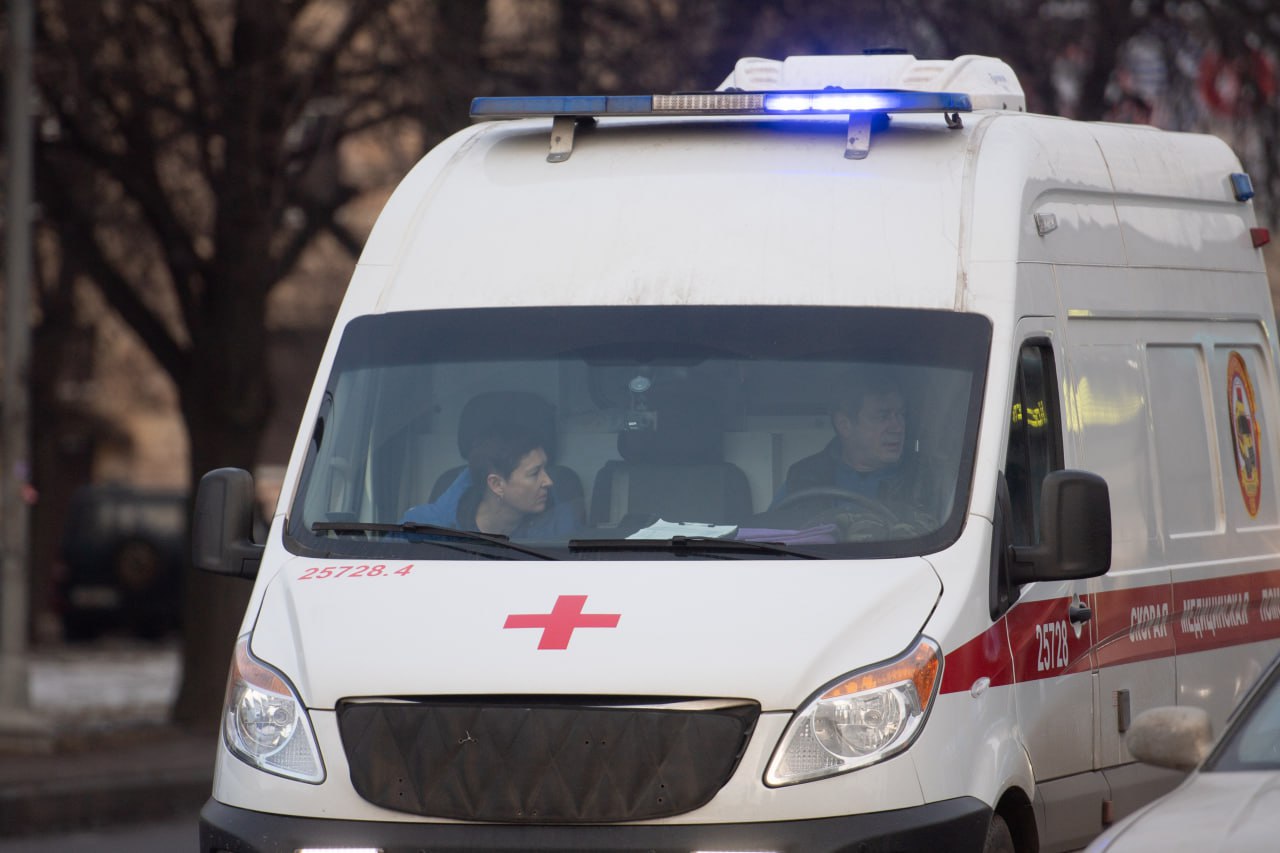 В результате атаки беспилотника в Троицком погиб мужчина и ранен парень В Троицком в результате атаки беспилотника на гражданский транспорт погиб мужчина. 50-летний местный житель умер на месте, 23-летний парень был ранен. Пострадавший с травмами, вызванными взрывом и осколками, был экстренно госпитализирован с серьёзными повреждениями тела и конечностей. Напомним, в Лисичанске 20 мая украинский дрон совершил атаку на жилой дом. В результате атаки пострадали двое гражданских лиц. Информацию об инциденте опубликовала городская администрация в своем Telegram-канале. В результате обстрела получили травмы пожилая пара: у женщины повреждены ноги, у мужчины – грудь и голова. Им оказали необходимую медицинскую помощь.